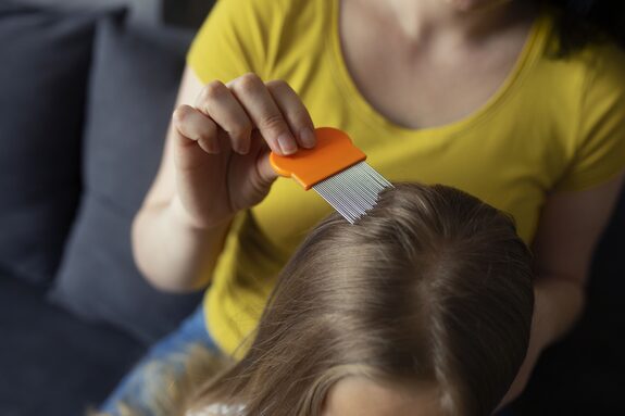 mere-prenant-soin-d-un-enfant-avec-des-poux-de-tete-min.jpg